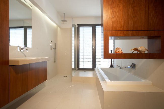 Badezimmer Einrichtung aus Holz vom Schreiner