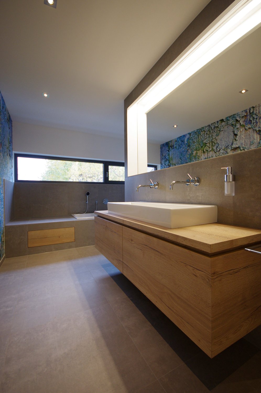 Moderne und hochwertige Badmöbel aus Holz – Bilder Referenzen