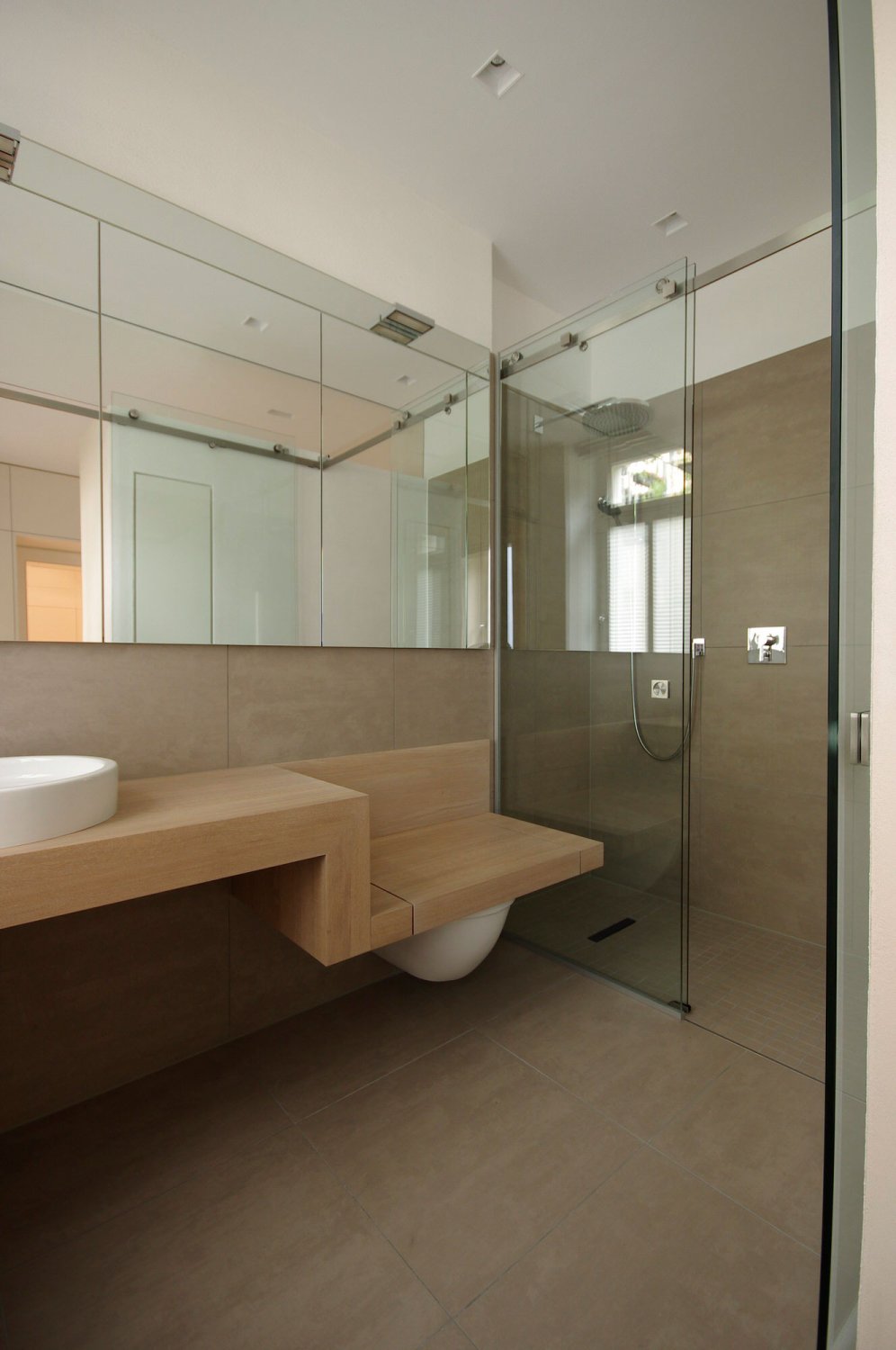 Moderne und hochwertige Badmöbel aus Holz – Bilder Referenzen