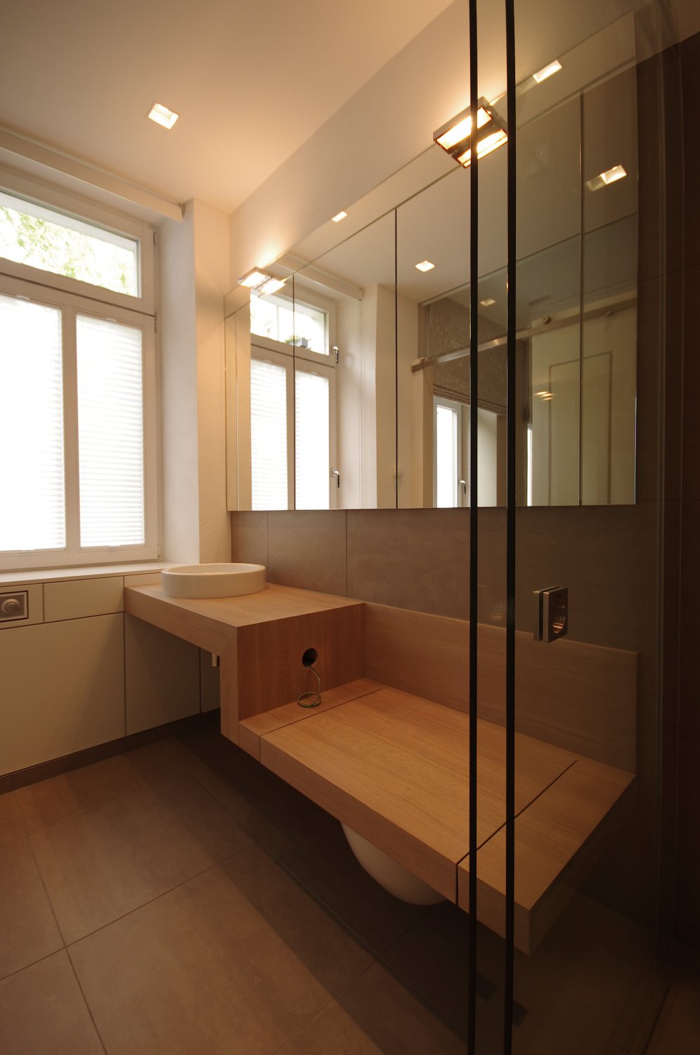 Moderne und hochwertige Badmöbel aus Holz – Bilder Referenzen