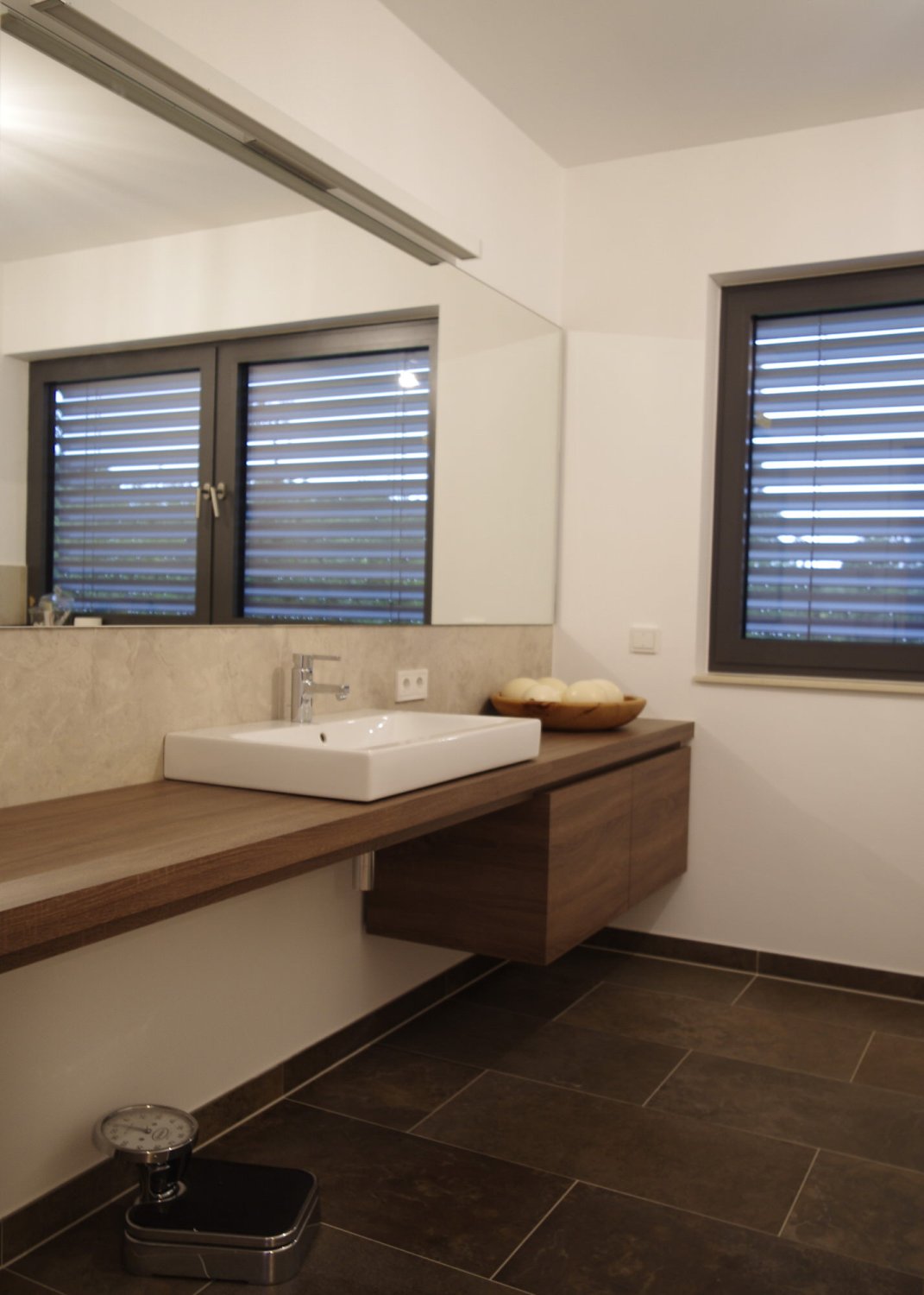 Moderne und hochwertige Badmöbel aus Holz – Bilder Referenzen