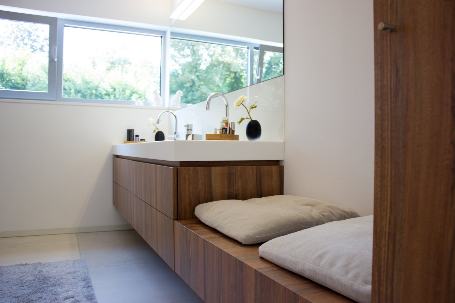 Moderne und hochwertige Badmöbel aus Holz – Bilder Referenzen